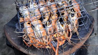 虾烤烧<strong>烤海鲜</strong>在炉子上，烤河虾在燃烧。 泰国菜
